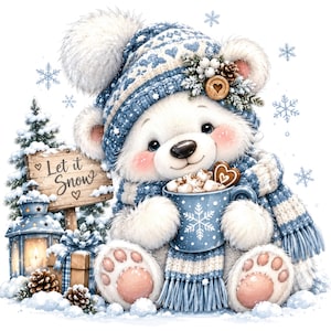 Op de afbeelding: Een witte teddybeer met een blauw-witte gebreide muts en sjaal, die een blauwe mok met marshmallows en een hartvormig koekje vasthoudt. Naast de beer staat een houten bord met de tekst Let it Snow, een lantaarn en een ingepakt cadeau.