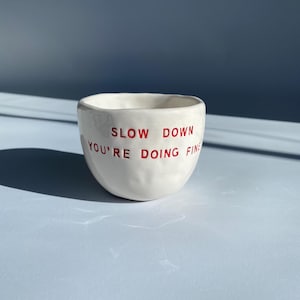 Slow Down You're Doing Feintasse, Mentale Gesundheit Selbstliebe Geschenk, Henkellose Keramik Becher, Lustiges Kollegen Geschenk, 200ml