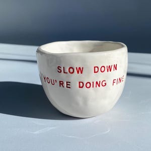 Handgemaakte keramische mok: "Langzaam, het gaat goed met je", positief cadeau, inspirerende beker met aardewerkcitaat