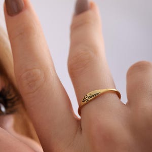 Dünner Ring mit einer Blume als Geburtsring, Personalisierter Ring mit Blumengravur für Mama Ring mit zarter Blume, dünner Ring für Mutter