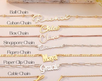 Peut inclure: Plusieurs colliers personnalisés avec des noms, présentés avec différents types de chaînes : boule, cubaine, boîte, Singapour, Figaro, trombone et câble. Chaque collier affiche un nom différent en écriture cursive, en or et argent.