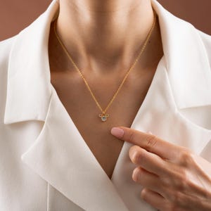 以下が含まれることがあります： 黒いハンドルと太字の黒いフォントで「But First, Coffee」というテキストが入った白いセラミックマグ。 マグカップはぼやけた背景に配置され、そのクリーンなデザインを強調しています。