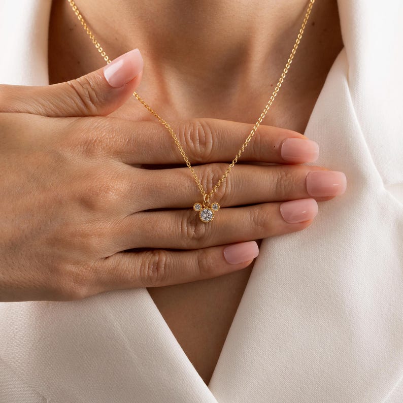 以下が含まれることがあります： 斑点のあるマット仕上げのセラミックマグカップ3個セット。マグカップはクリーム色、ライトグレー、ダークグレーの色合いです。各マグカップはシンプルでミニマリストなデザインで、コーヒーや紅茶に最適です。