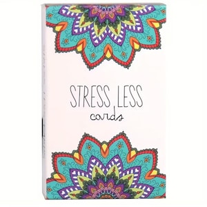 Puede incluir: Una caja blanca de "STRESS LESS cards" con un colorido diseño de mandala en turquesa, morado, naranja y verde. El texto "STRESS LESS cards" está en escritura negra.