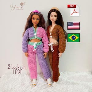 Pode incluir: Duas bonecas vestindo roupas de crochê. Uma boneca está com uma roupa rosa e roxa, a outra com uma roupa marrom e ferrugem. A imagem inclui um ícone PDF, a bandeira americana e a bandeira brasileira. O texto na imagem diz "2 Looks in 1 PDF".