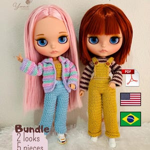 Pode incluir: Duas bonecas com roupas de crochê. A boneca da esquerda tem cabelo longo rosa, cardigã listrado pastel, top amarelo e calça azul clara. A da direita tem cabelo curto castanho, camisa listrada marrom e branca e jardineira amarela. Texto: Bundle 2 looks 5 pieces.