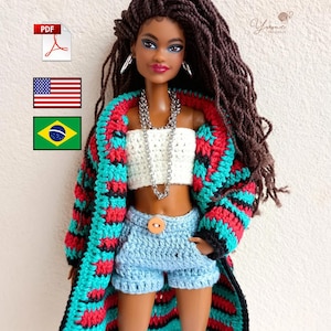 Pode incluir: Uma boneca vestida com um conjunto de crochê: um casaco comprido em turquesa, vermelho e preto, um top branco e calções azul claro. A boneca tem cabelo castanho comprido e joias prateadas. A boneca está vestida com um conjunto de crochê.