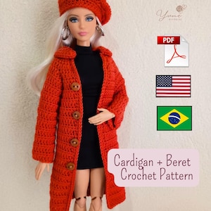Pode incluir: Uma boneca veste um cardigã de crochê laranja de manga comprida com quatro botões marrons e uma boina de crochê laranja combinando sobre um vestido preto de gola alta. A imagem inclui um ícone de PDF, bandeiras dos EUA e do Brasil e o texto Cardigan + Beret Crochet Pattern.