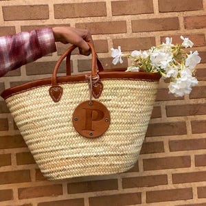 Sacola de palha artesanal com acabamento em couro e monograma "P" – Bolsa de palha trançada