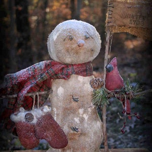 Muñeco de nieve con cardenal y mitones