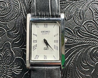 WHITE DIAL Vintage Seiko Slim Men&#39;s Wrist Watch – New Battery & Strap – Classic Quartz Watch