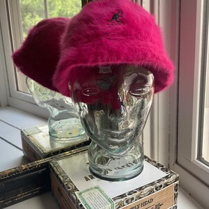 Kangol Unisex Pink Knit Bucket Hat Like New Large Kangol Bermuda Stripe Bucket - Scarlet/M at Amazon Women main image 4