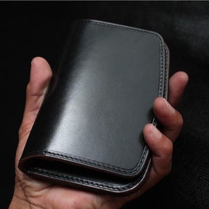 Cartera de cuero genuino: hecha a mano, duradera y elegante.