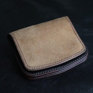 Cartera de cuero genuino: hecha a mano, duradera y elegante.