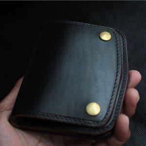 Cartera de cuero genuino: hecha a mano, duradera y elegante.