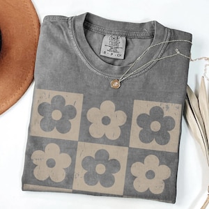 Comfort Colors® Checkered Flowers T-Shirt | Retro Floral Tee | Boho Gift for Mom | Spring Oversized Shirt | Trendy Flower Graphic Top