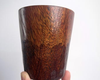 Caneca de madeira feita à mão, dois tons de madeira, laca ecológica, caneca de chá e café esculpida