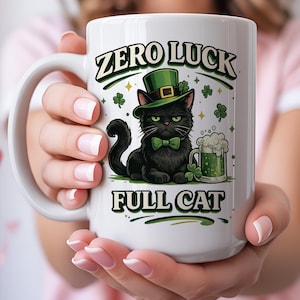 Puede incluir: Taza de cerámica blanca con un gato negro con sombrero y pajarita verdes, con el texto "ZERO LUCK FULL CAT". El gato sostiene una jarra de cerveza verde con tréboles. Diseño temático del Día de San Patricio.