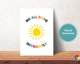 Może przedstawiać: Drukowalny plik do pobrania cyfrowego z tekstem "We All Shine Differently" w kolorach tęczy, z żółtym słońcem z promieniami w środku.