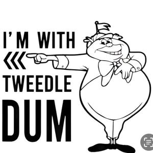 Puede incluir: Una ilustración en blanco y negro de un personaje de la película Alicia en el país de las maravillas. El personaje está apuntando hacia la izquierda con el texto "I'm with Tweedle Dum" escrito arriba y abajo del personaje.