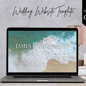Może przedstawiać: Laptop z szablonem strony internetowej ślubnej z widokiem na plażę. Na ekranie imiona "James & Charlotte", data "6-8 lipca 2027" i lokalizacja "Cabo, Meksyk". Widoczne są również napisy "Wedding Website Template" i "Editable in Canva".