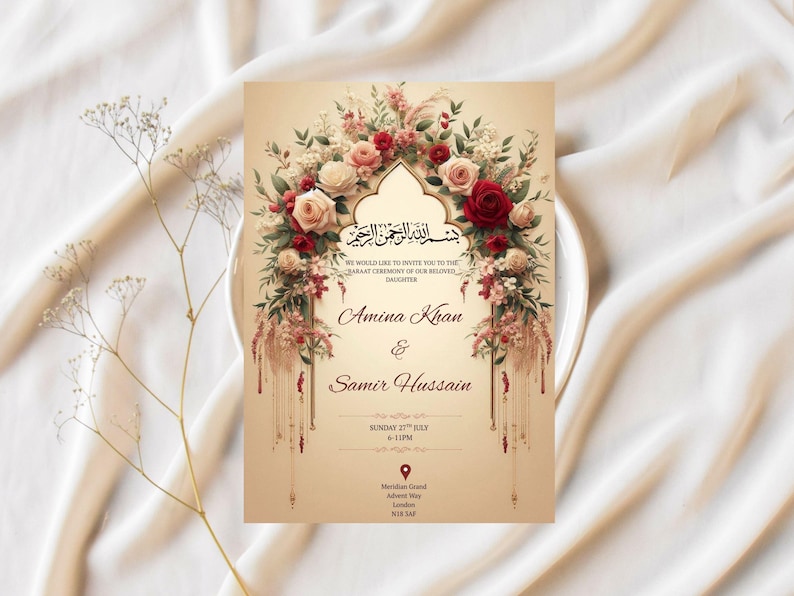 K&ouml;nnte beinhalten: Eine Hochzeitseinladung mit einem floralen Design mit roten und wei&szlig;en Rosen. Die Einladung ist f&uuml;r Amina Khan und Samir Hussain und enth&auml;lt Datum und Uhrzeit der Zeremonie sowie den Ort: Meridian Grand, London, NW1 3AB.