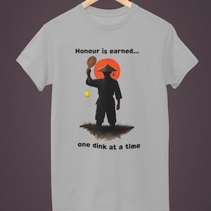 Divertente maglietta da Samurai Pickleball con lo slogan &quot;L&#39;onore si guadagna, un colpo alla volta&quot;, maglietta umoristica vintage sulle arti marziali per giocatori di Pickleball