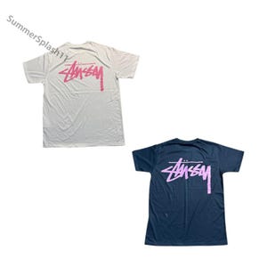 Camiseta com estampa da Stussy Signature + bolsa de polietileno grátis e cartão de identificação