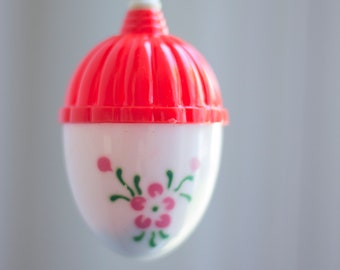 Sonaglio bambino vintage, giocattolo a forma di uovo bianco rosso, 1960s 60's Baby Girl Gift USA in NUOVO pacchetto non aperto
