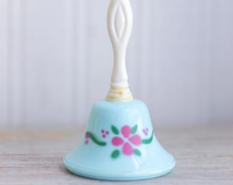 1960s Pastel Blue Vintage Baby Rattle a forma di campana, nuovo nel pacchetto, 60s Mid Century Baby Shower