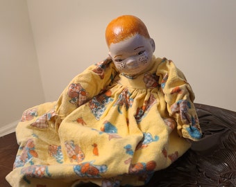 Antica bambola dalla testa rossa, bisquit vintage dipinto a mano