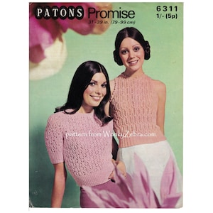 Puede incluir: Un folleto de patrones de tejido Patons Promise 6311 para tallas de 79 a 99 cm. La portada muestra dos tops tejidos: un suéter rosa claro de manga corta con textura y un top sin mangas color melocotón con un patrón vertical de cable.