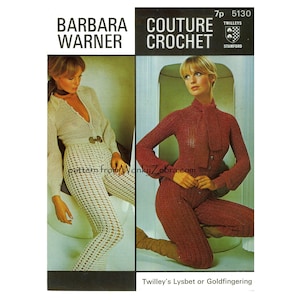 Peut inclure: Un modèle de crochet vintage mettant en scène deux femmes portant des combinaisons en crochet. Le modèle est intitulé "Couture Crochet" et est de Barbara Warner. Le modèle est pour une combinaison blanche et une combinaison marron.