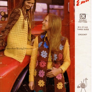 Puede incluir: Dos mujeres con chalecos de ganchillo. El chaleco de la izquierda es amarillo y el chaleco de la derecha es marrón con detalles de flores de colores. El texto de la imagen dice "Emu 2941 DK Double Knitting 34 to 41 inch Three Sizes Crochet 7 1/2p"