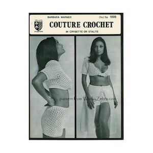 Peut inclure: Patron de crochet vintage pour une tenue en deux pièces, comprenant un haut court et une jupe. Le patron est intitulé "Couture Crochet" et est de Barbara Warner. Le patron est à utiliser avec du fil Crysette ou Stalite.