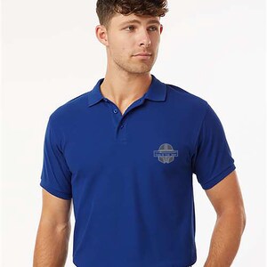 K&ouml;nnte beinhalten: Ein kurz&auml;rmeliges, k&ouml;nigsblaues Poloshirt mit Kragen und Dreiknopfleiste. Das Shirt hat ein kleines, hellblaues Emblem auf der linken Brust und den Text "THIS IS THE WAY". Das Model tr&auml;gt einen schwarzen G&uuml;rtel und eine schwarze Hose.