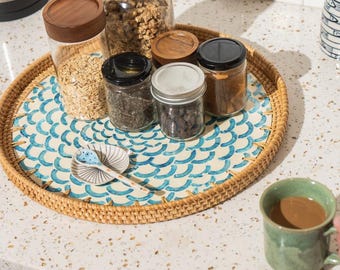 Bandeja artesanal de rattan com incrustações de madrepérola – um toque boho costeiro.