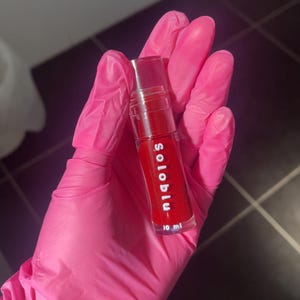 Ruby Glaze ist ein roter feuchtigkeitsspendender Lipgloss, der für sensible Haut geeignet ist