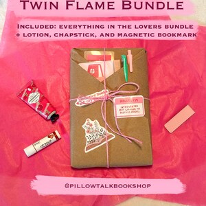 以下が含まれることがあります： ピンクの薄葉紙に包まれた「Twin Flame Bundle」ギフトセット。 セットには、包装されたパッケージ、ローション、リップバーム、マグネットブックマークが含まれています。 パッケージはピンクの紐で結ばれ、ステッカーが付いています。 パッケージのテキストは「Hello, I'm introverted but willing to discuss books.」です。