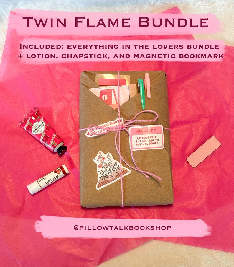 以下が含まれることがあります： ピンクの薄葉紙に包まれた「Twin Flame Bundle」ギフトセット。 セットには、包装されたパッケージ、ローション、リップバーム、マグネットブックマークが含まれています。 パッケージはピンクの紐で結ばれ、ステッカーが付いています。 パッケージのテキストは「Hello, I'm introverted but willing to discuss books.」です。