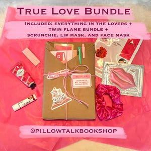 以下が含まれることがあります： ピンクのティッシュペーパーのTrue Love Bundle。バンドルには、「Hello, I'm introverted but willing to discuss books」と書かれたタグが付いたパッケージが含まれています。また、シュシュ、リップマスク、フェイスマスク、リップバームも含まれています。
