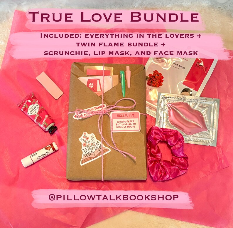 以下が含まれることがあります： ピンクのティッシュペーパーのTrue Love Bundle。バンドルには、「Hello, I'm introverted but willing to discuss books」と書かれたタグが付いたパッケージが含まれています。また、シュシュ、リップマスク、フェイスマスク、リップバームも含まれています。