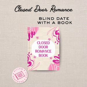 以下が含まれることがあります： ピンクの花柄と星のデザインが施された「Closed Door Romance Book」というタイトルの本。「Blind Date With A Book」プロモーションの一部です。「Pillow Talk Bookshop」というテキストの丸いステッカーも表示されています。