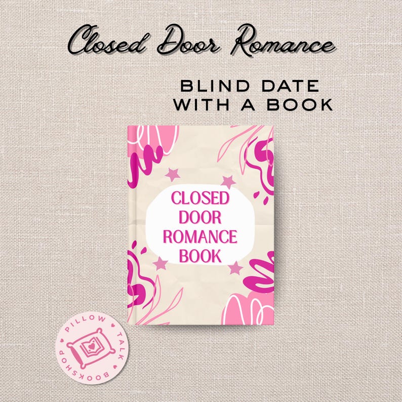 以下が含まれることがあります： ピンクの花柄と星のデザインが施された「Closed Door Romance Book」というタイトルの本。「Blind Date With A Book」プロモーションの一部です。「Pillow Talk Bookshop」というテキストの丸いステッカーも表示されています。
