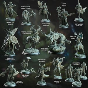 Op de afbeelding: Een set van 14 miniatuurfiguurtjes die verschillende fantasiewezens en personages voorstellen, waaronder een centaur, een weerwolf, een boomwezen, een feeënloper, een druïde en een koningin. De figuurtjes zijn geschilderd in tinten groen, bruin en grijs, en zijn geplaatst tegen een donkere achtergrond.