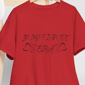 In My Fiancée Era ユニセックス ヘビーコットンTシャツ - 婚約祝い、カジュアルなお出かけ、ブライダルシャワー、結婚式の計画に最適