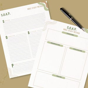 Könnte beinhalten: Zwei weiße Papierbögen für die S.O.A.P. Bibelstudienmethode mit grünen und beigen wellenförmigen Akzenten. Die Bögen enthalten beschriftete Abschnitte für Scripture, Observation, Application und Prayer mit Linien oder Kästchen zum Schreiben. Ein schwarzer Stift liegt darauf.