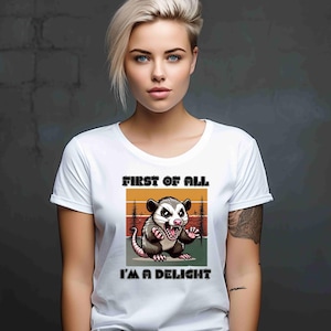 Sublimação de PNG de gambá engraçado – “Primeiro de tudo, sou uma delícia” Clipart de animal sarcástico – Download digital para camisetas, canecas e copos