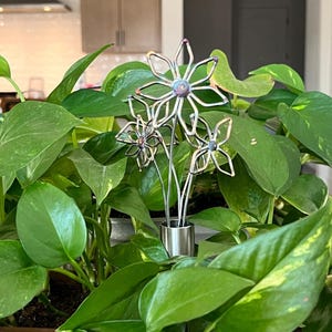 Encantadora escultura floral de metal hecha a mano para decorar el hogar, el jardín o la oficina.