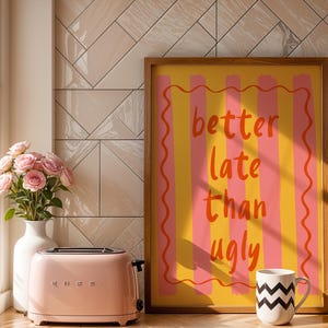 Better Late than Ugly Print, Girly Raumdekor, Schlafzimmerdekorr, moderner vielseitiger Druck, trendiger Zitatdruck, Preppy Wandkunst